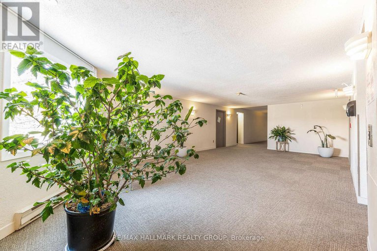 29371186/302-318-lorry-greenberg-drive/hunt-club-parkgreenboro/ottawa/ontario/K1T2R5_31