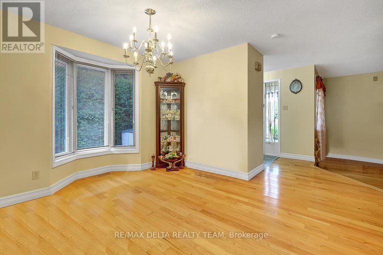 28875879/6096-meadowhill-crescent/chapel-hill/ottawa/ontario/K1C5R8_8
