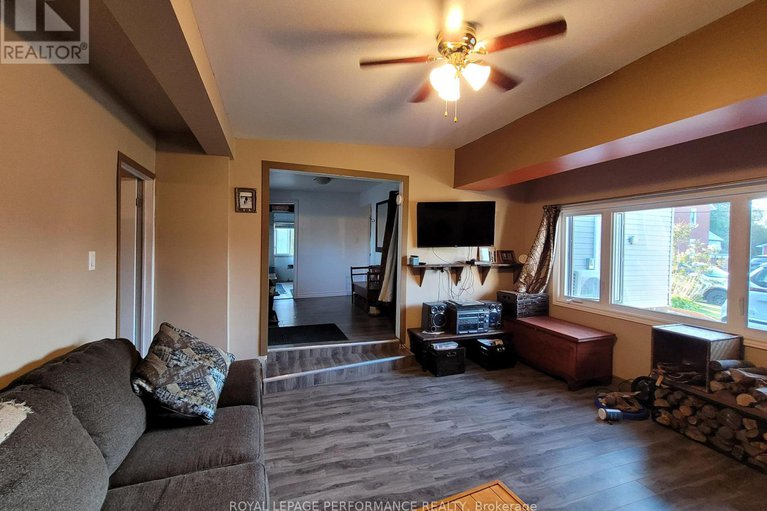 28932365/975-queen-street/lorignal/champlain/ontario/K0B1K0_15