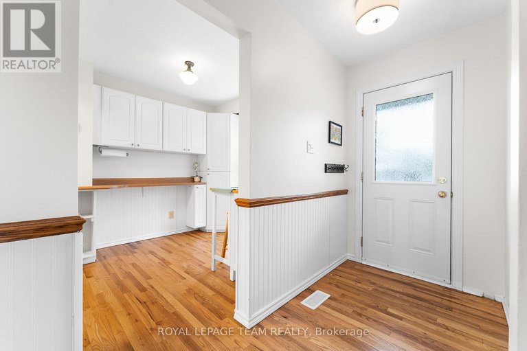 28234836/107-melanie-crescent/glencairnhazeldean/ottawa/ontario/K2L2E4_12