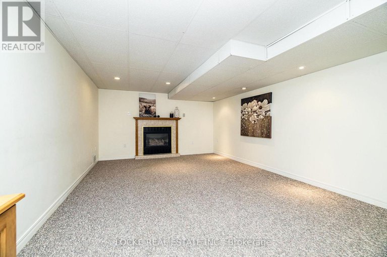 29431769/279-hoylake-crescent/bilberry-creekqueenswood-heights/ottawa/ontario/K1E1M1_31