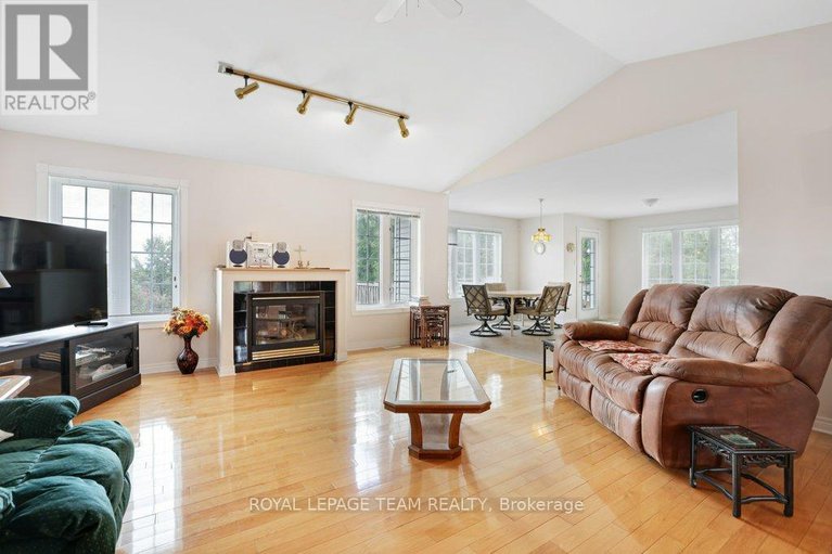 28851988/2120-trailwood-drive/north-gower/ottawa/ontario/K0A2T0_9