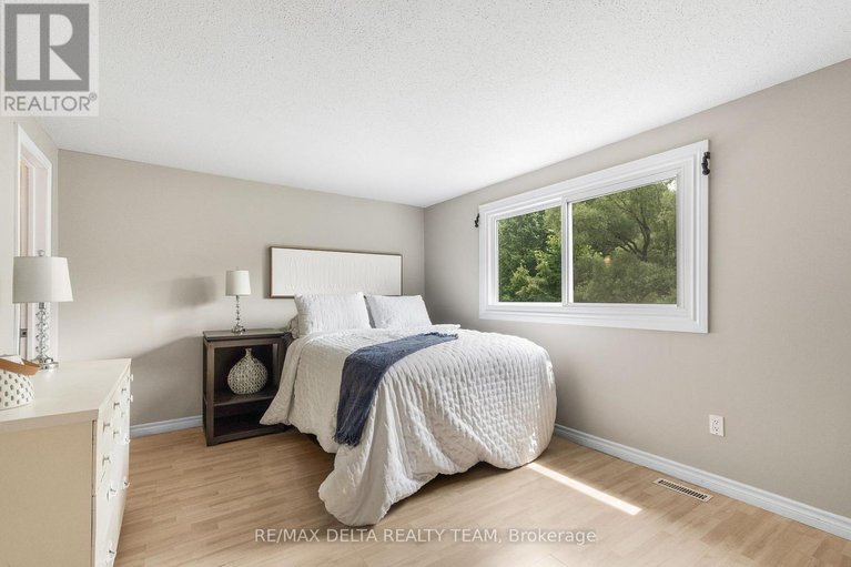 28607789/20-2000-falkirk-crescent/blackburn-hamlet-south/ottawa/ontario/K1B4Y7_13