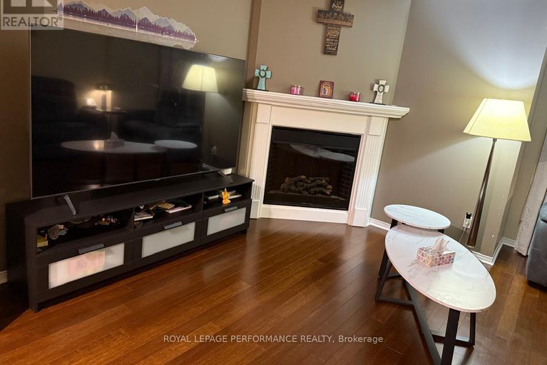 29218356/390-crownridge-drive-n/emerald-meadowstrailwest/ottawa/ontario/K2M3A4_4