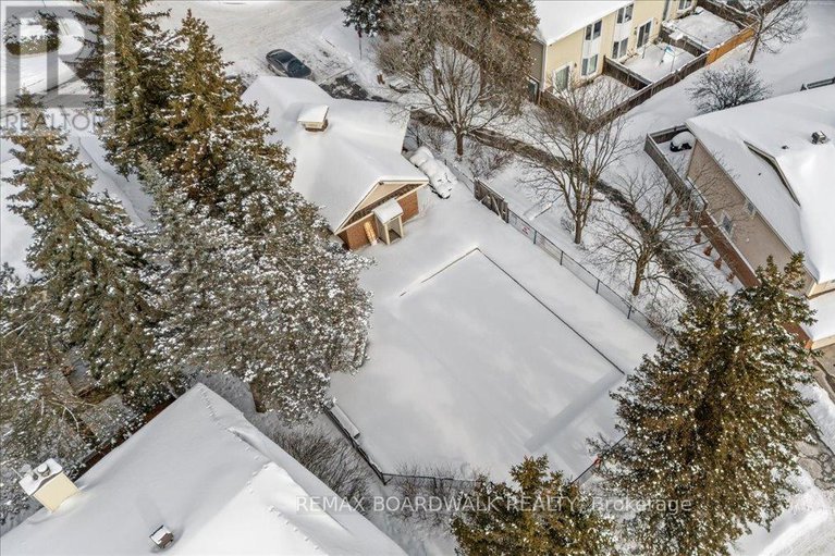 29318250/294-valade-crescent/fallingbrookpineridge/ottawa/ontario/K4A2X3_37