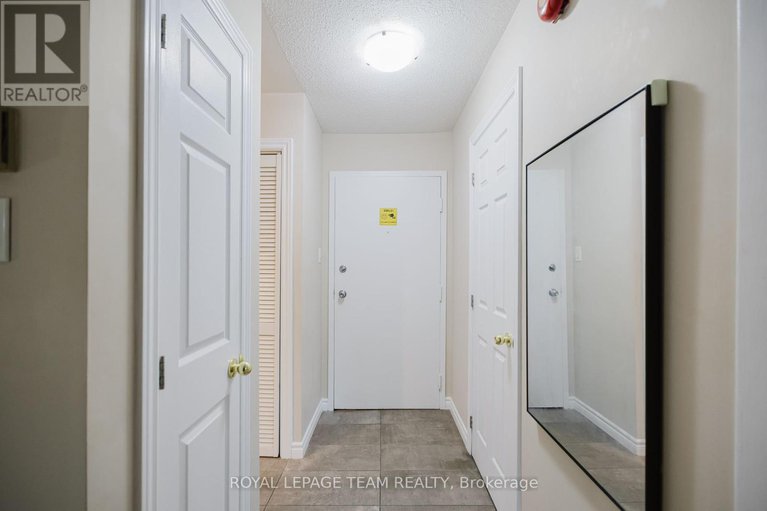 28779123/210-212-viewmount-drive/borden-farmstewart-farmcarleton-heightsparkwood-hills/ottawa/ontario/K2E7X2_5