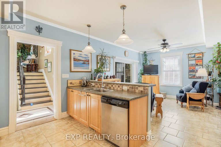 28642527/93-high-street/vankleek-hill/champlain/ontario/K6A1B4_9