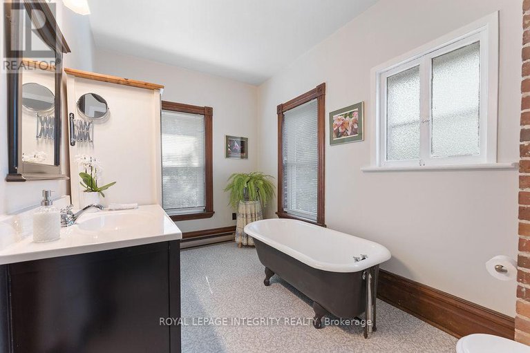 28694404/72-lakeshore-drive/morrisburg/south-dundas/ontario/K0C1X0_21