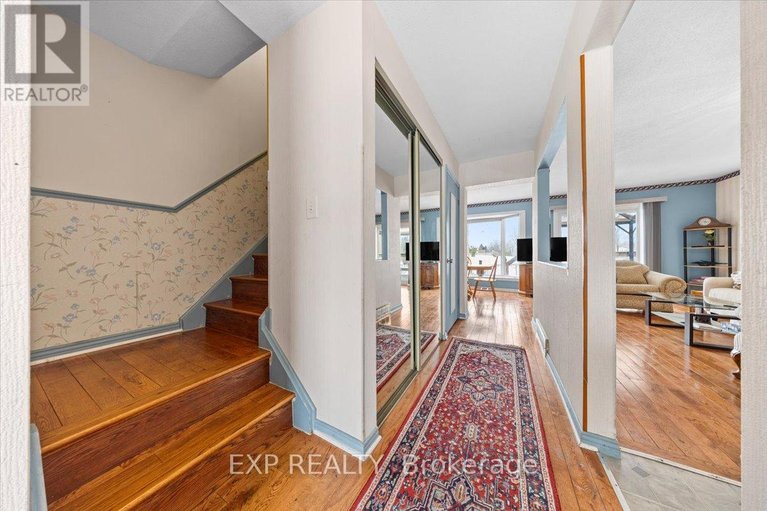 29485103/915-lawnsberry-drive/chatelaine-village/ottawa/ontario/K1E1Y2_6