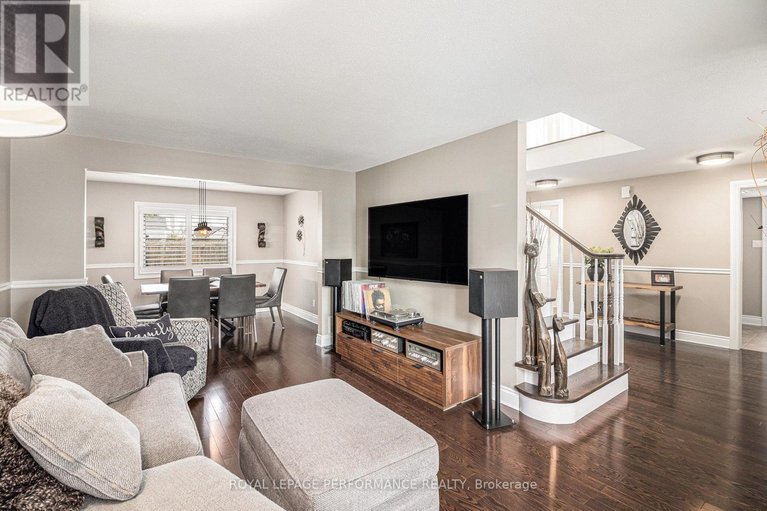 29629038/653-thicket-way/fallingbrookgardenway-south/ottawa/ontario/K4A3A7_3