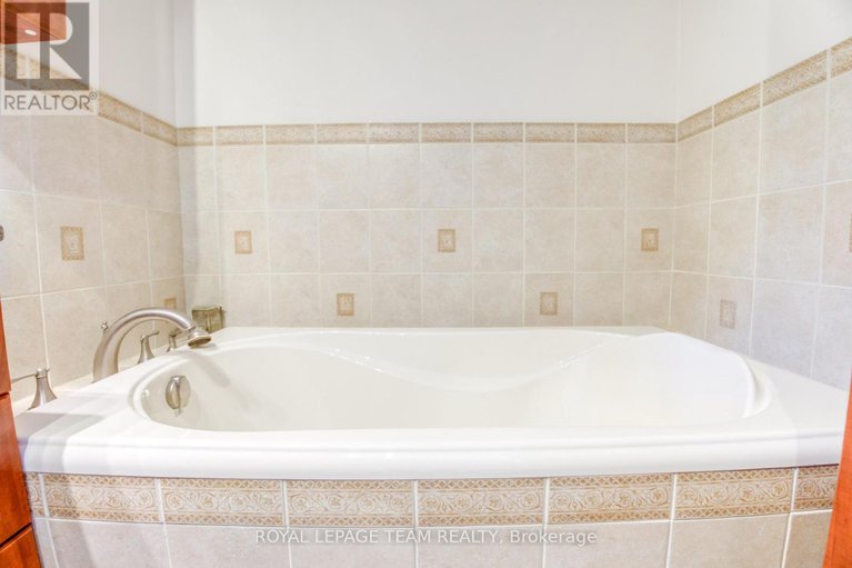 28854199/8-huntsman-crescent/bridlewood/ottawa/ontario/K2M1J2_26