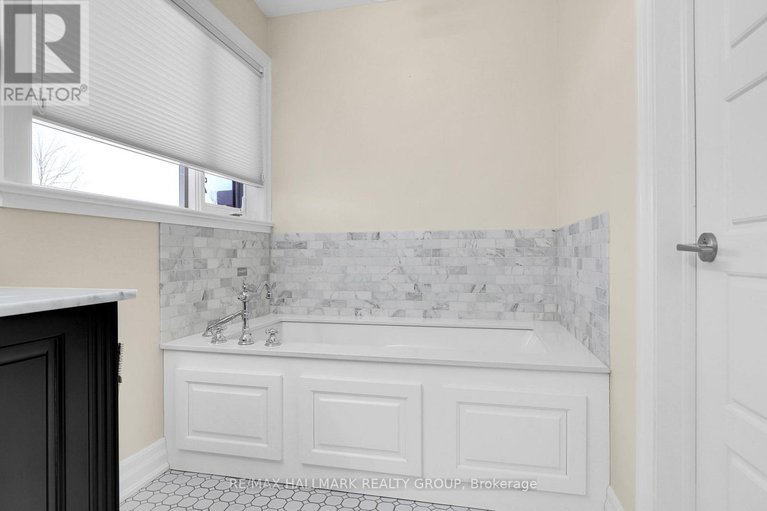 29433239/556-edison-avenue/mckellarhighland/ottawa/ontario/K2A1V4_36