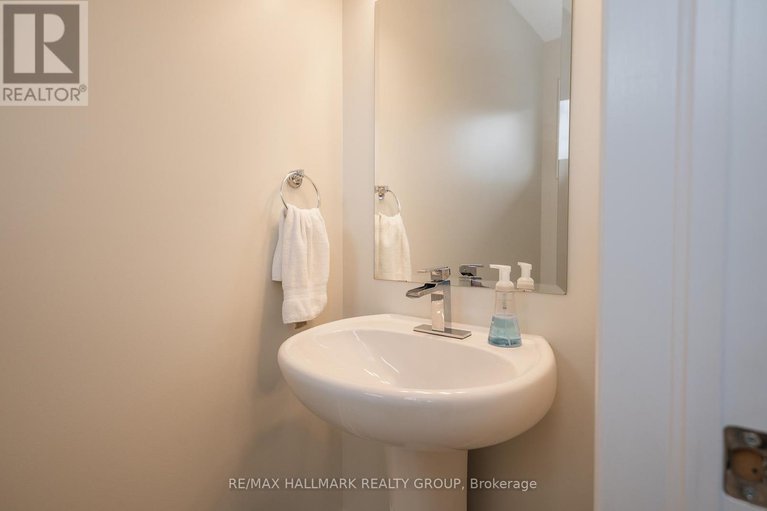 28443105/208-sittelle-private/fallingbrookgardenway-south/ottawa/ontario/K4A1G1_5