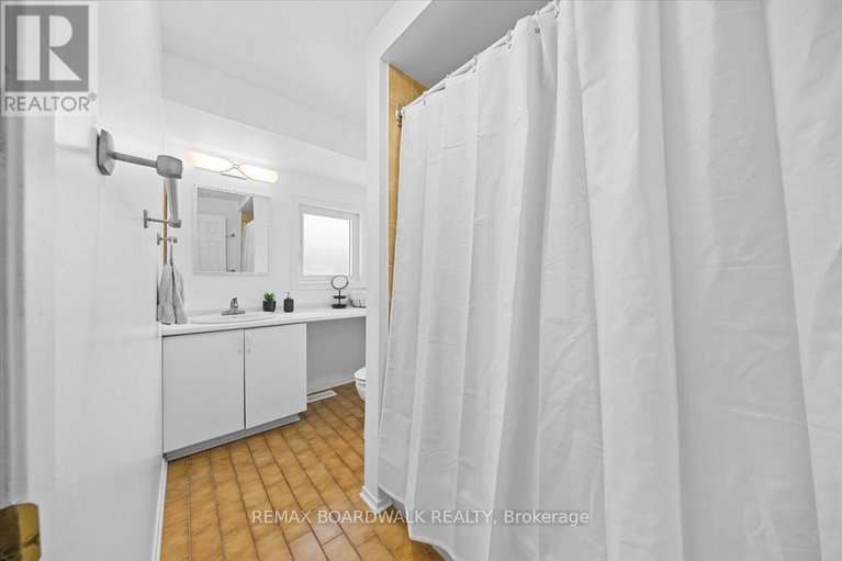 29671423/1837-windflower-way/chapel-hill/ottawa/ontario/K1C5Z8_31