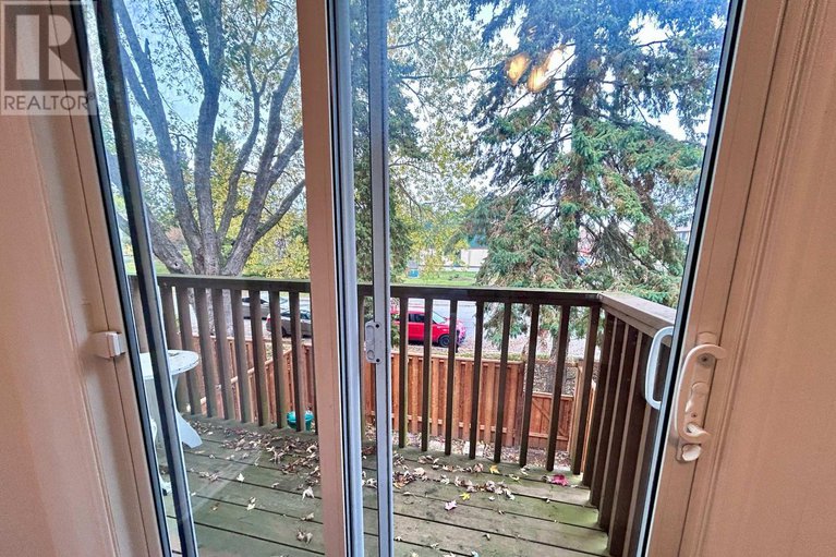 29032886/2064-eric-crescent/pineview/ottawa/ontario/K1B4P4_20