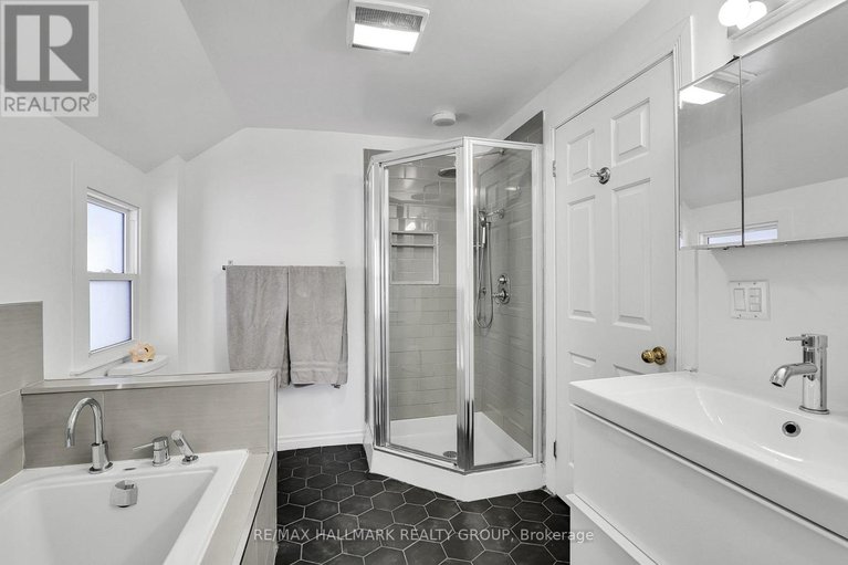 29565294/105-queen-mary-street/overbrookcastle-heights/ottawa/ontario/K1K1X4_22