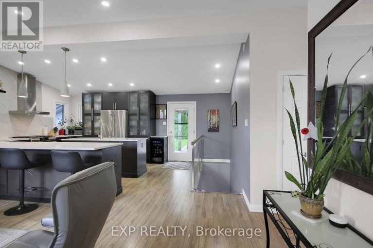 28339228/1447-maxime-street/pineview/ottawa/ontario/K1B4E7_4