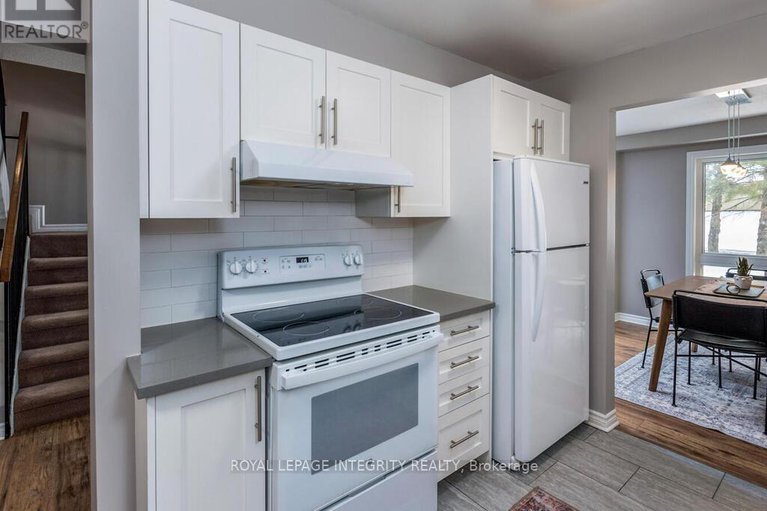 29282826/14-146-valley-stream-drive/leslie-park/ottawa/ontario/K2H9C6_14