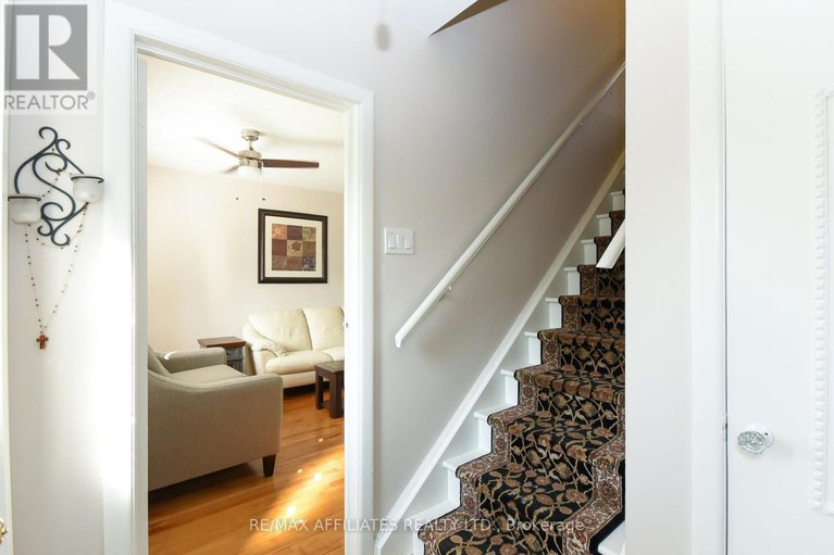 28846250/323-fullerton-avenue/overbrookcastle-heights/ottawa/ontario/K1K1K2_12