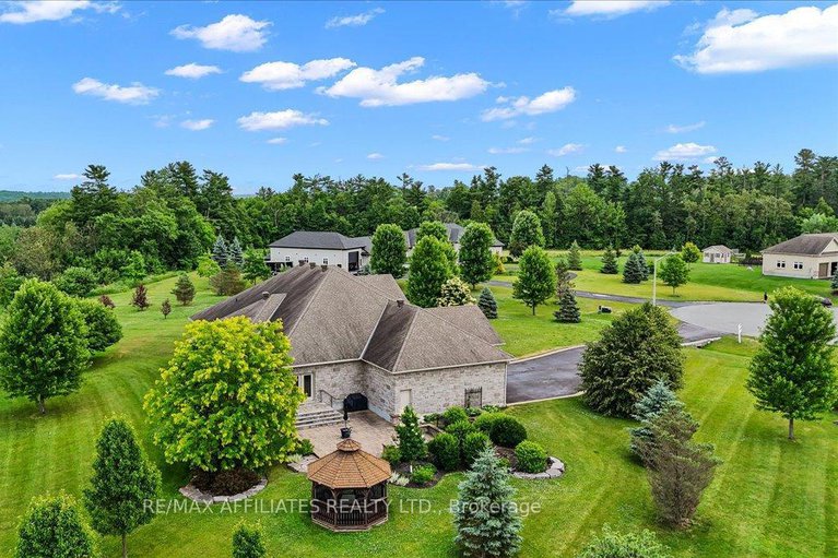 28568193/1530-creagan-court/cumberland-estates/ottawa/ontario/K4C0A5_44
