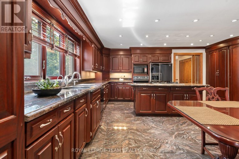 28150557/10-nancy-avenue/sheahan-estatestrend-village/ottawa/ontario/K2H8L4_13