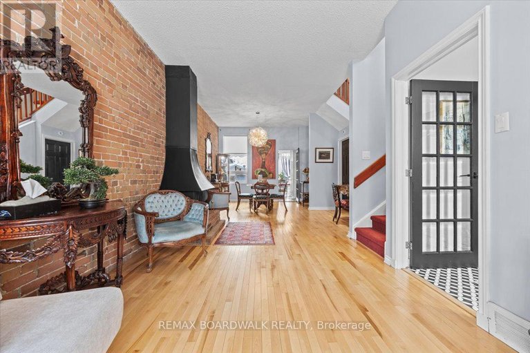 29377343/32-waverley-street/ottawa-centregolden-triangle/ottawa/ontario/K2P0T9_7