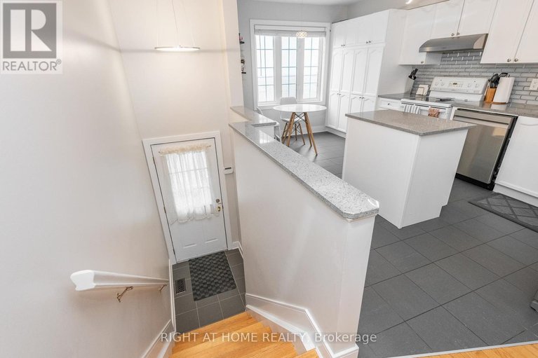 29599852/212-rutgers-private/central-park/ottawa/ontario/K2C4G7_5