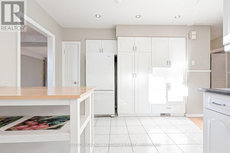 28861066/866-claude-street/castle-heightsrideau-high/ottawa/ontario/K1K2S6_11