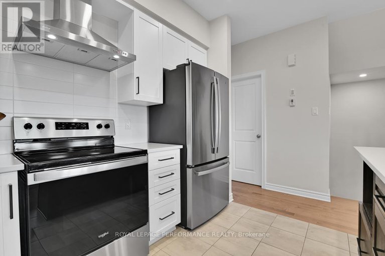 28973137/22-verglas-lane/mer-bleuebradley-estatesanderson-park/ottawa/ontario/K1W0P5_10