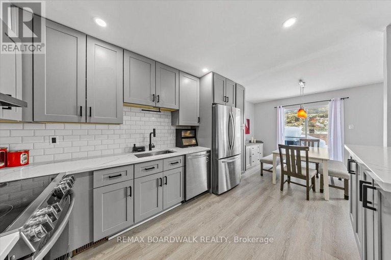 29318250/294-valade-crescent/fallingbrookpineridge/ottawa/ontario/K4A2X3_12