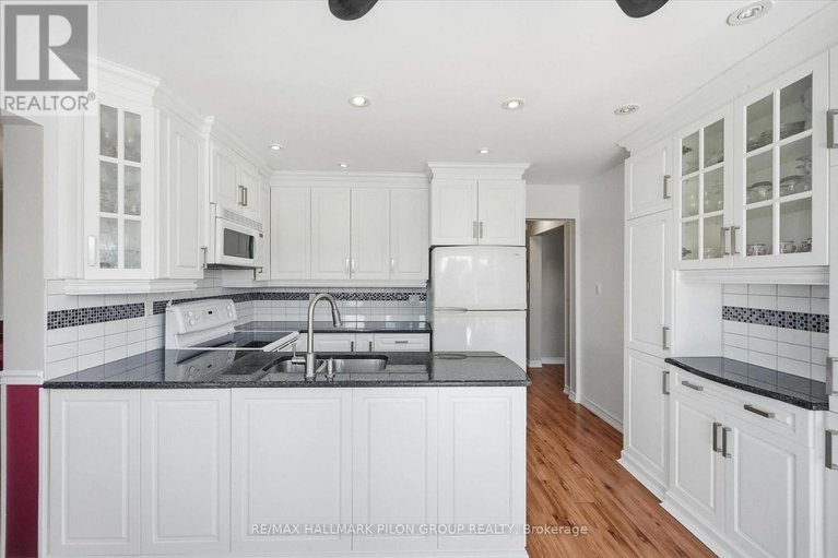 29602216/1354-mountainside-crescent/bilberry-creekqueenswood-heights/ottawa/ontario/K1E3G5_4