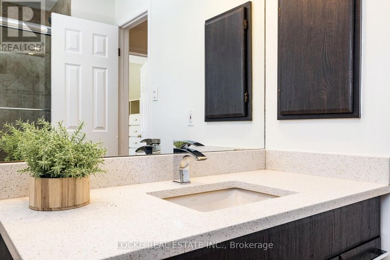 29535443/1404-forest-valley-drive/chapel-hill/ottawa/ontario/K1C5M8_33