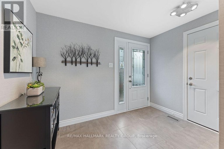 28907576/1570-marcoux-drive/bilberry-creekqueenswood-heights/ottawa/ontario/K1E2J9_4