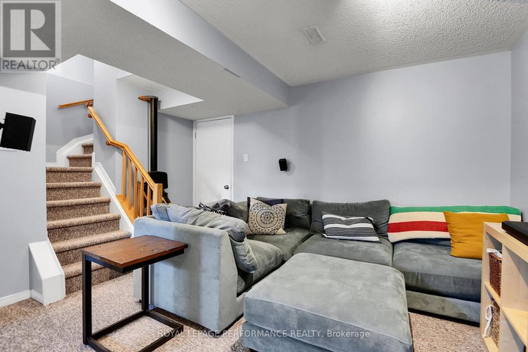 29392513/710-hancock-crescent/fallingbrookridgemount/ottawa/ontario/K4A3M9_23