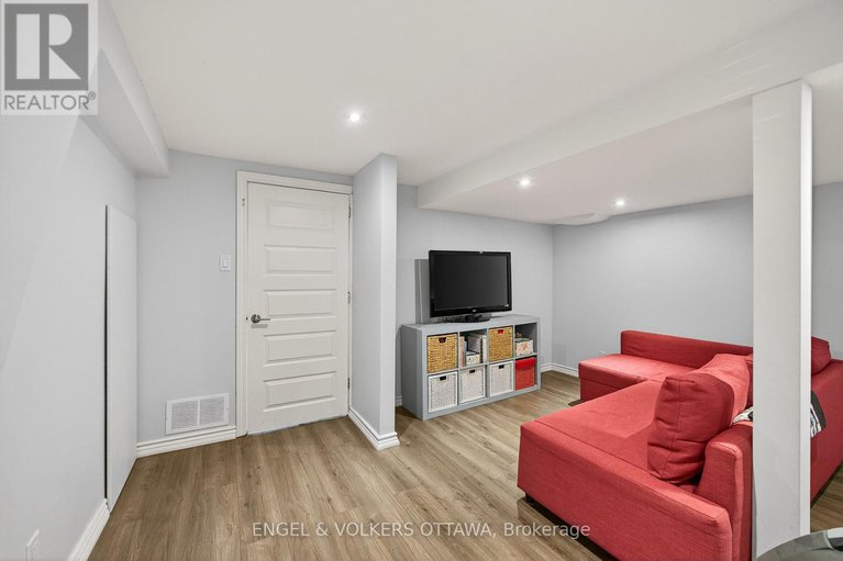 28835292/557-roosevelt-avenue/mckellarhighland/ottawa/ontario/K2A2A2_37