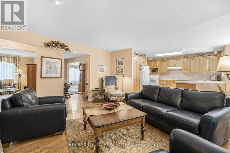 28348196/6316-elkwood-drive/greely/ottawa/ontario/K4P1N1_17