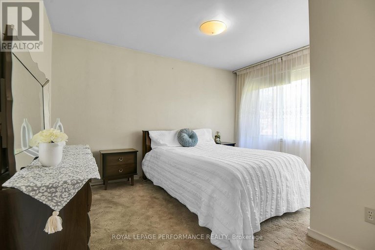 28522253/1379-mayview-avenue/carlington/ottawa/ontario/K1Z8H6_16