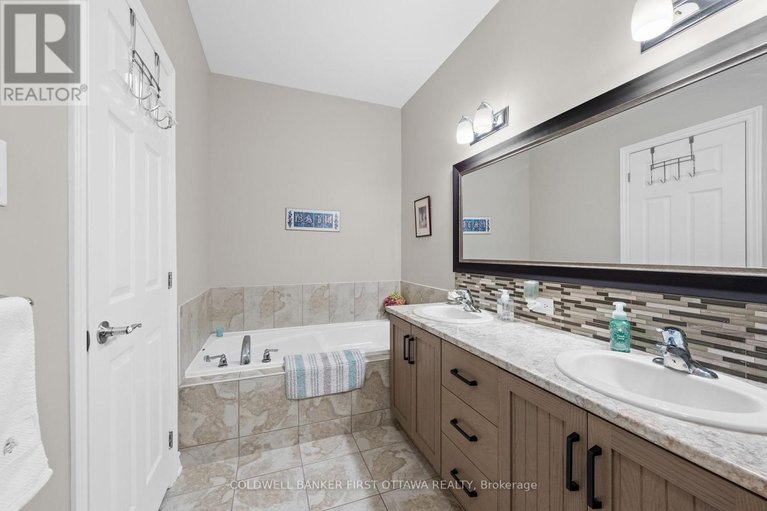 29591109/239-royal-landing-gate/north-grenville-twp-kemptville-south/north-grenville/ontario/K0G1J0_18