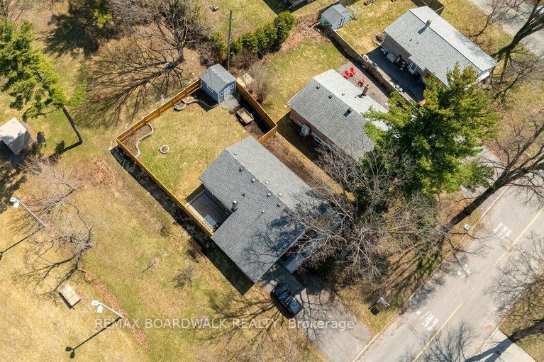 29650658/1279-adirondack-drive/kenson-park/ottawa/ontario/K2C2V7_33