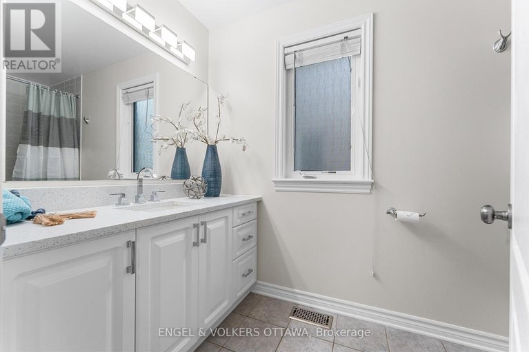 28911455/22-friendly-crescent/stittsville-south/ottawa/ontario/K2S2B6_37