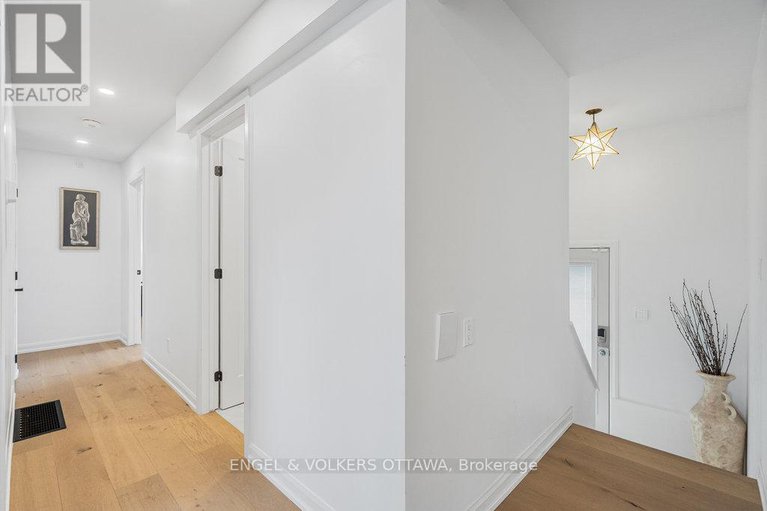28298907/953-fairlawn-avenue/mckellar-heightsglabar-park/ottawa/ontario/K2A3S7_38