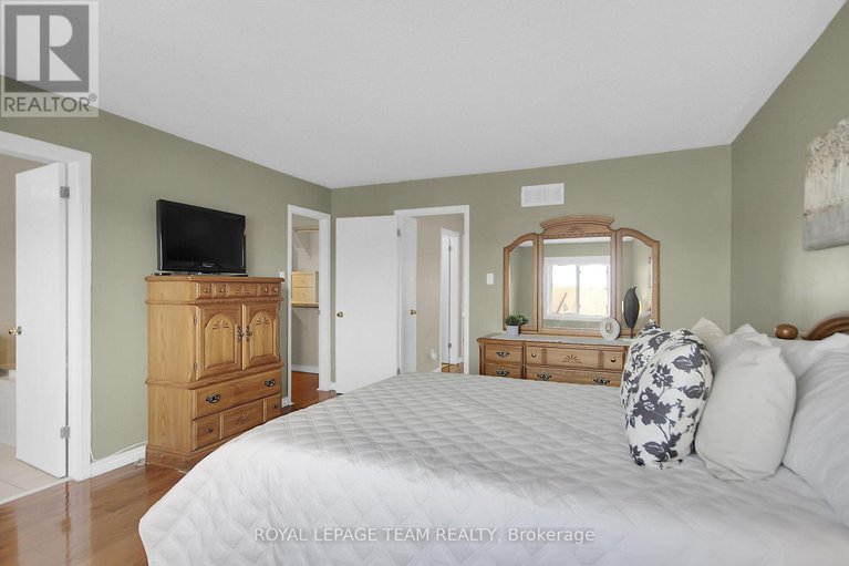 28277167/484-meadowbreeze-drive/emerald-meadowstrailwest/ottawa/ontario/K2M2T6_17