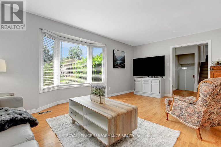 28805867/124-des-pins-street/village-of-russell/russell/ontario/K4R1C5_8