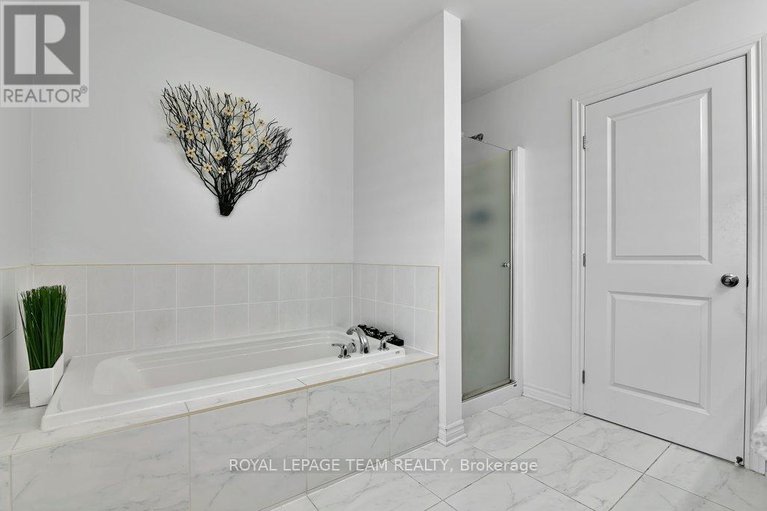 28330795/130-winterhaven-drive/mer-bleuebradley-estatesanderson-park/ottawa/ontario/K1W0H4_20
