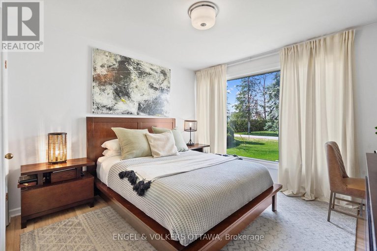 28232001/8-pineglen-crescent/pineglencountry-place/ottawa/ontario/K2E6X7_30
