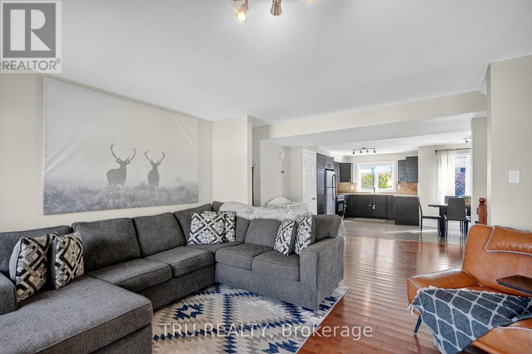 28954413/2642-palings-private/emerald-woodssawmill-creek/ottawa/ontario/K1T4A4_21