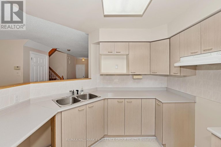 29046718/1556-tonilee-drive/carson-grove/ottawa/ontario/K1J1C1_15