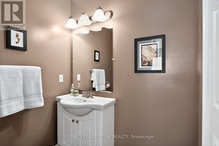 28798908/217-montfort-street/vanier/ottawa/ontario/K1L5P3_12