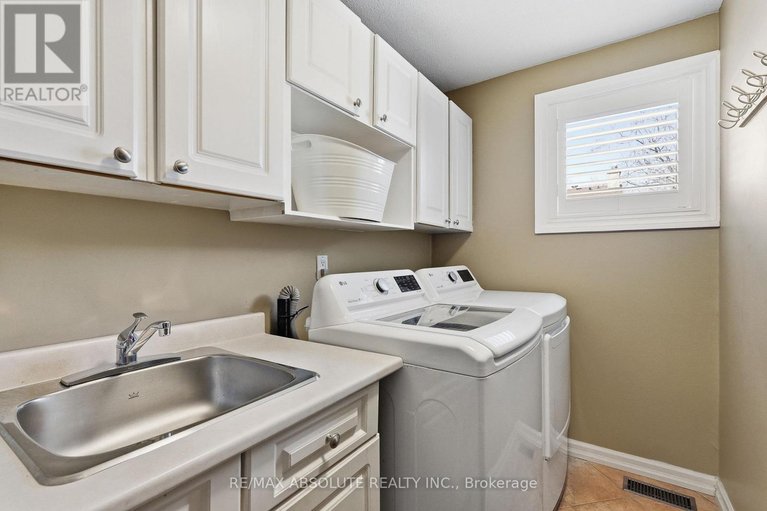 29579174/1594-st-georges-street/bilberry-creekqueenswood-heights/ottawa/ontario/K1E2M9_15