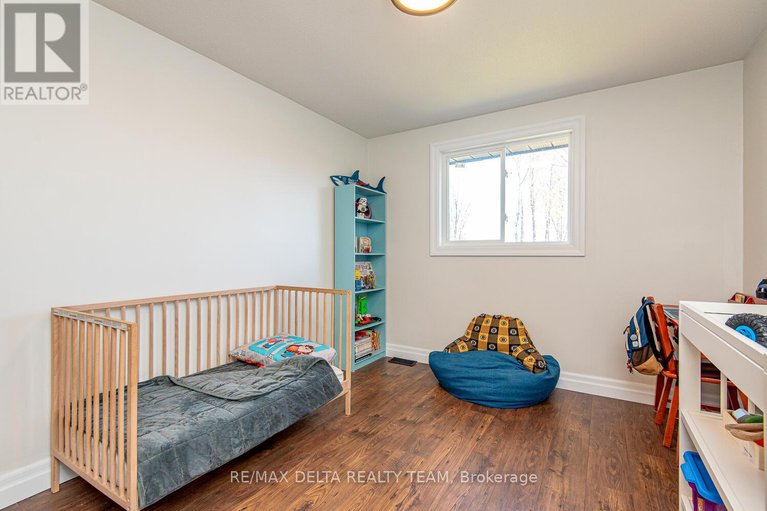 29081598/276-turnstone-court/chatelaine-village/ottawa/ontario/K1E2V2_22